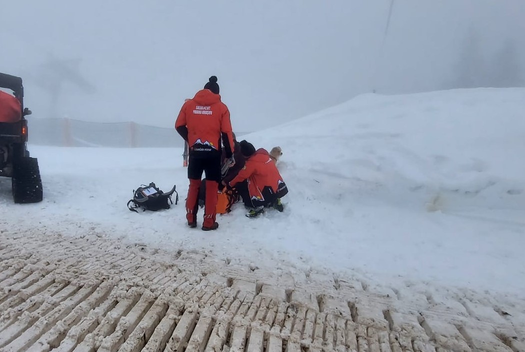 O persoană care a schiat pe o pârtie închisă din Poiana Braşov s-a accidentat. Avertismentul salvamontiştilor!