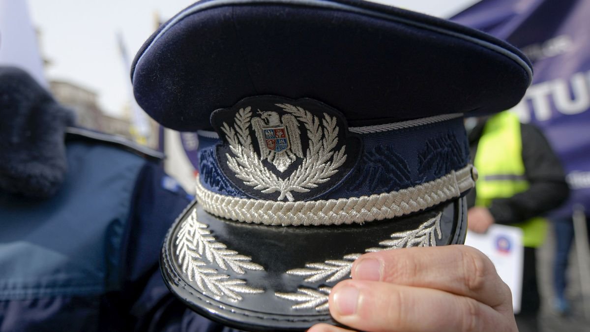 La Şcoala de Poliţie din Câmpina, un instructor a fost prins în timp ce copia la examenul de avansare în funcţie
