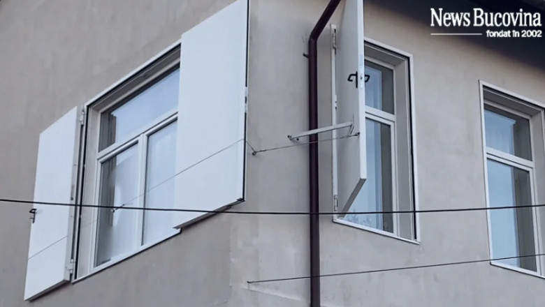 Ca la noi la nimeni. O școală din Suceava a fost modernizată cu uși cu tot cu clanțe la ferestre – VIDEO