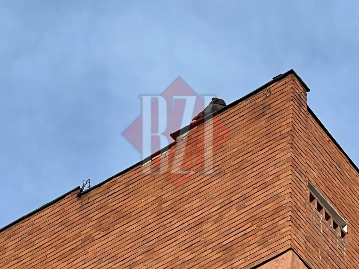 O femeie amenință că se aruncă de pe un bloc turn în Podu Roș. Pompierii si polițiștii au împânzit zona – EXCLUSIV, FOTO, UPDATE