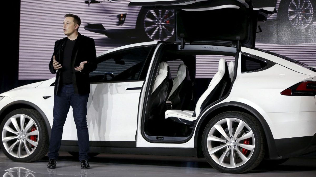 Elon Musk este nevoit să scadă prețul mașinilor Tesla din nou
