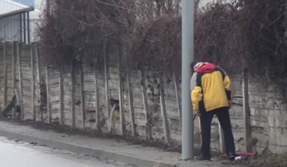 Stâlpii montaţi în mijlocul trotuarului sunt „soluția smart” a unei primării, pentru înlocuirea iluminatului public