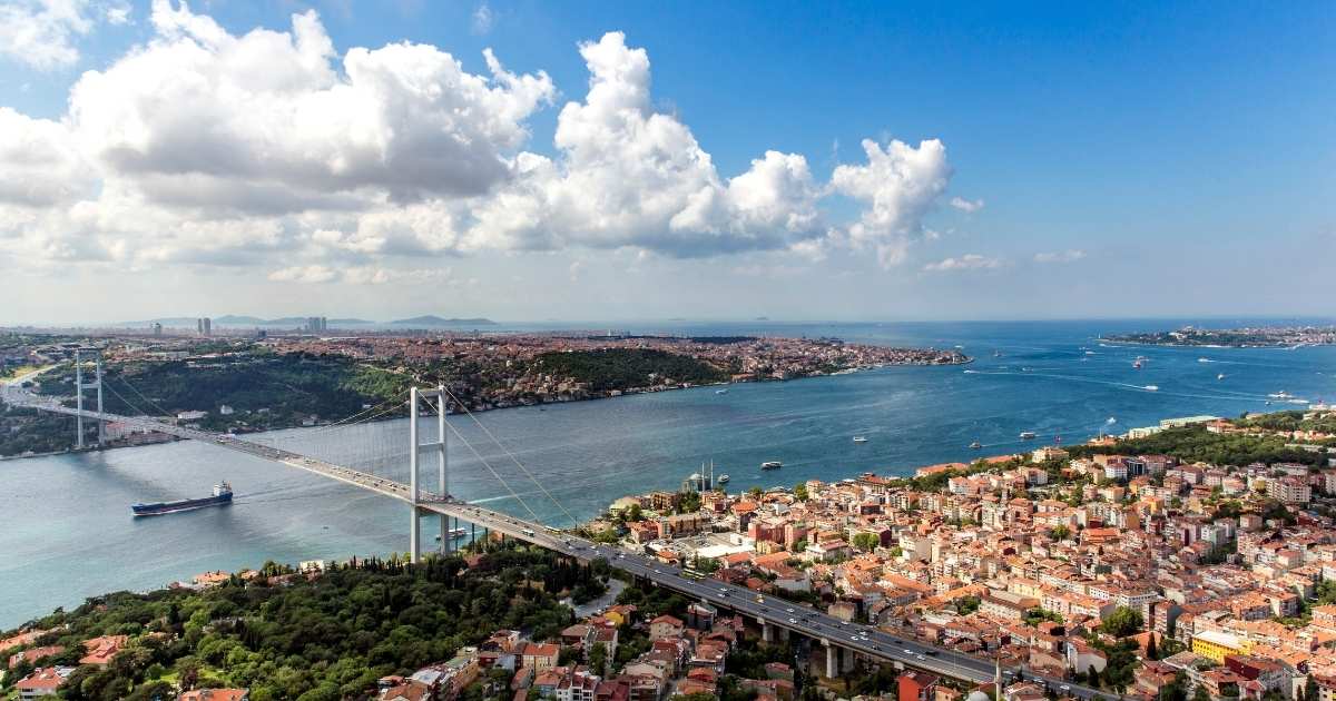 Turcia a oprit temporar traficul maritim prin strâmtoarea Bosfor după eșuarea unei nave ucrainene