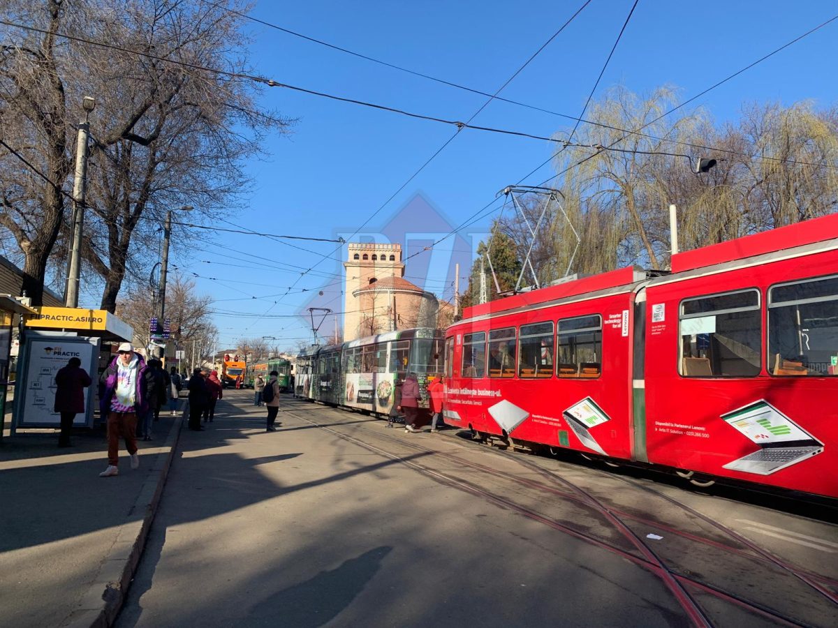 Circulaţia tramvaielor, blocată în Tg. Cucu. O garnitură s-a defectat