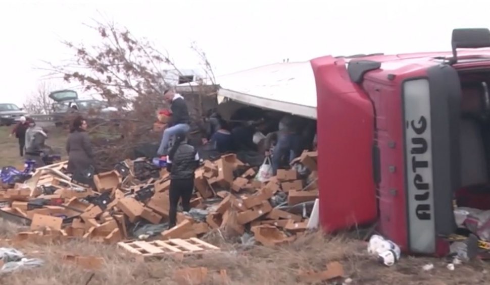 Un TIR cu fructe şi legume s-a răsturnat pe o șosea din Râmnicu Sărat. Localnicii au furat toată marfa