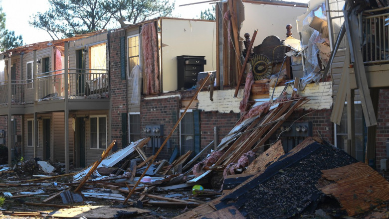 Cel puţin şase persoane au murit, după ce o tornadă a devastat statul american Alabama