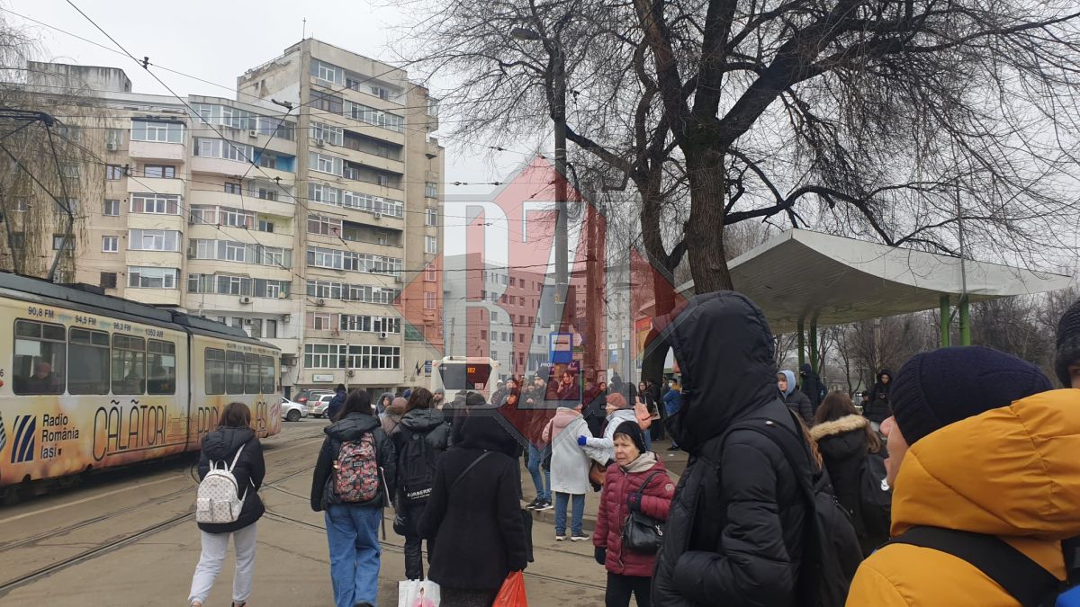 Circulaţie blocată în municipiul Iaşi. Unei femei i s-a făcut rău într-un tramvai – FOTO