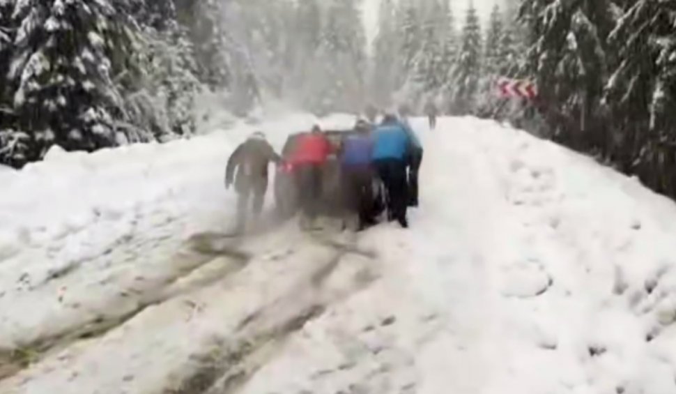 Jandarmii montani din Dâmbovița au intervenit după ce 100 de turiști au rămas blocați cu mașinile în Munții Bucegi – VIDEO