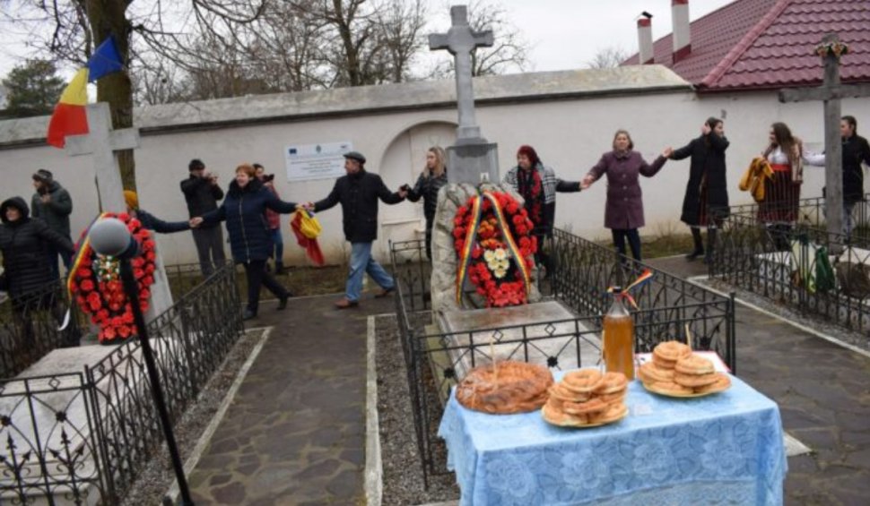 Unirea Principatelor Române a fost marcată în multe oraşe din ţară. Oamenii din Vaslui s-au prins într-o horă în cimitir