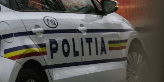 Un bârlădean beat și fără permis a intrat cu mașina în două căruțe pe trotuar. Proprietarul mașinii, tot beat, stătea în dreapta