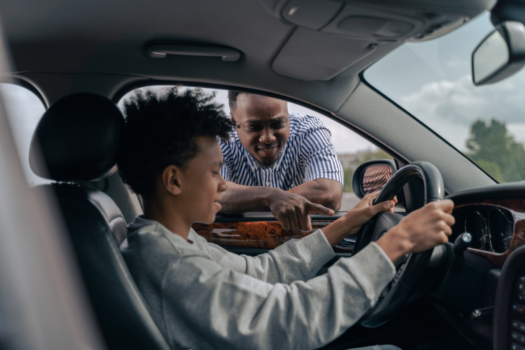 Băiatul tău devine bărbat? Top 3 lecții pe care trebuie să îi le oferi în ceea ce privește mașina!