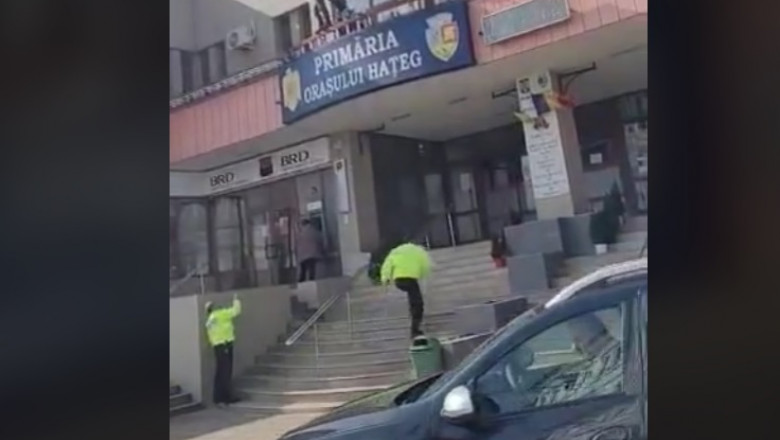 Un bărbat a intrat cu un topor și a devastat sediul Primăriei Hațeg. Apoi a amenințat că se aruncă de pe acoperiș – VIDEO