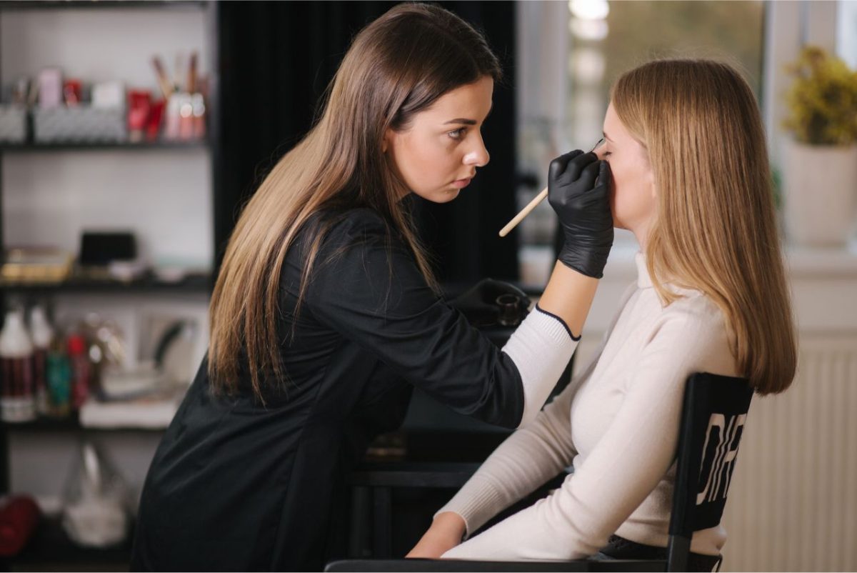 De ce să te apuci de cursuri de make-up imediat după absolvirea liceului