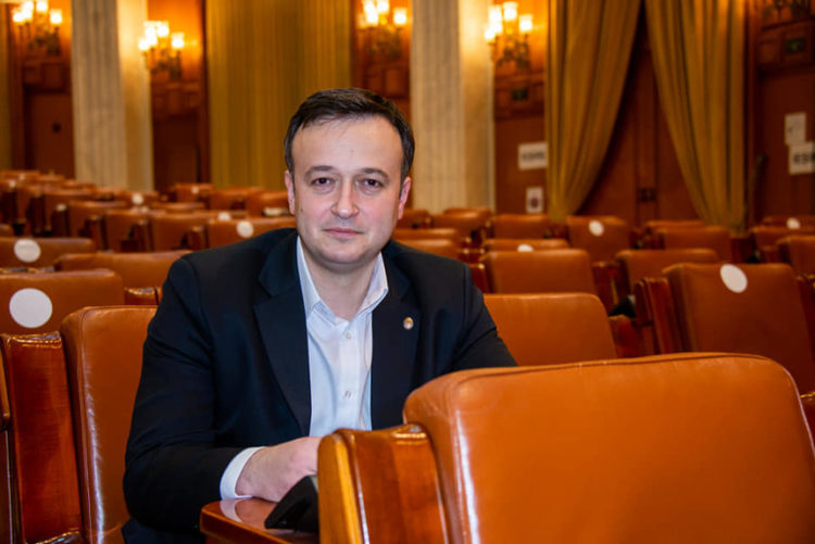Roboții din Call Center ar putea fi interziși. Un deputat PNL vrea să depună un proiect de lege