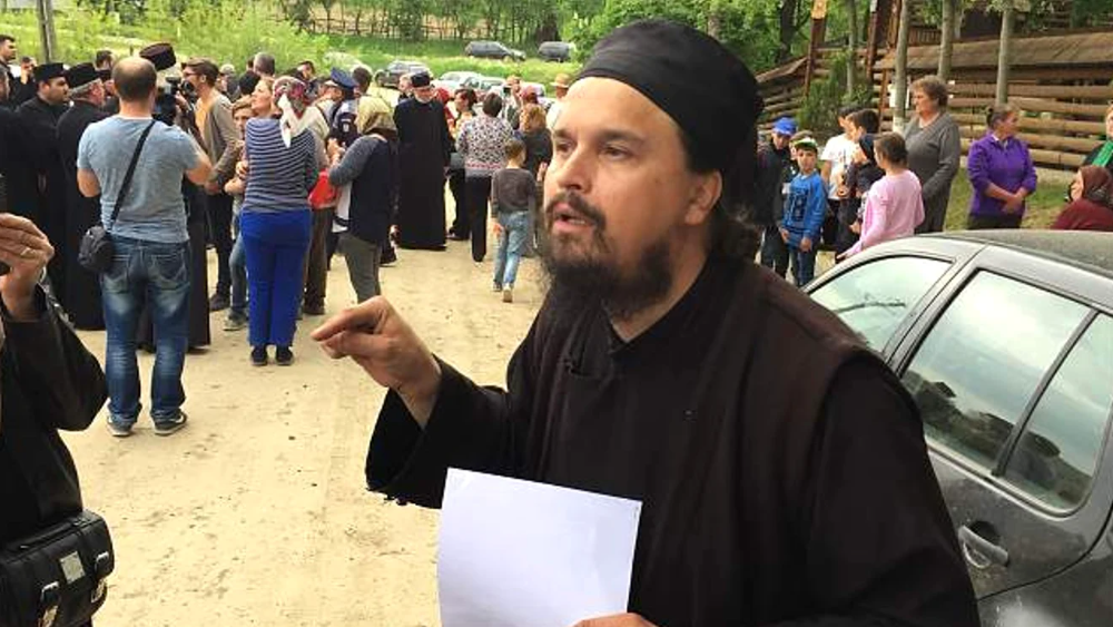 Un preot caterisit, dar îndrăgit de enoriași, a câștigat în instanță dreptul de a sluji în biserică. Ce transmite Episcopia Iașilor