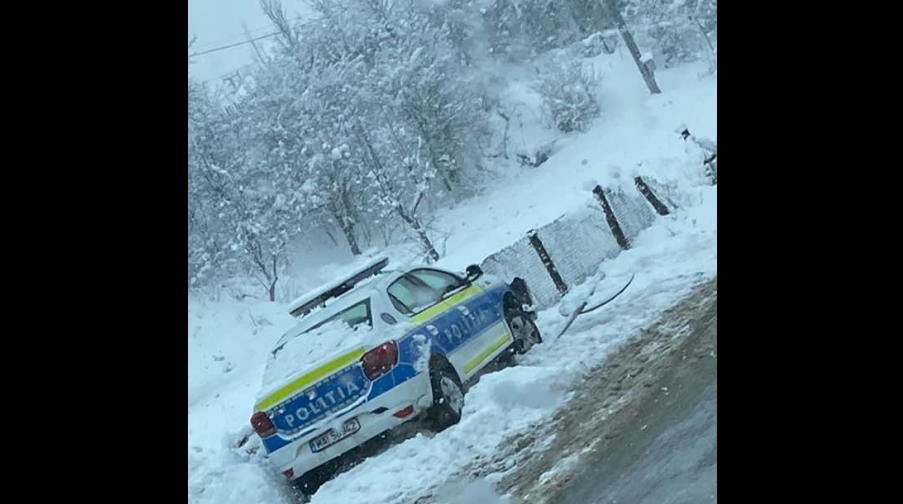 Accident în Hunedoara. O mașină de poliție a fost aruncată în gardul unei case din Aninoasa