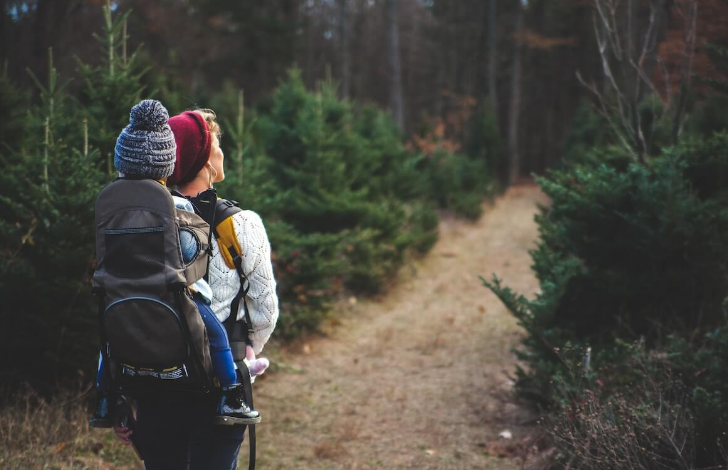Te pregătești să pleci cu familia în vacanță? Cele CINCI lucruri care să nu-ți lipsească, la o drumeție cu cei mici