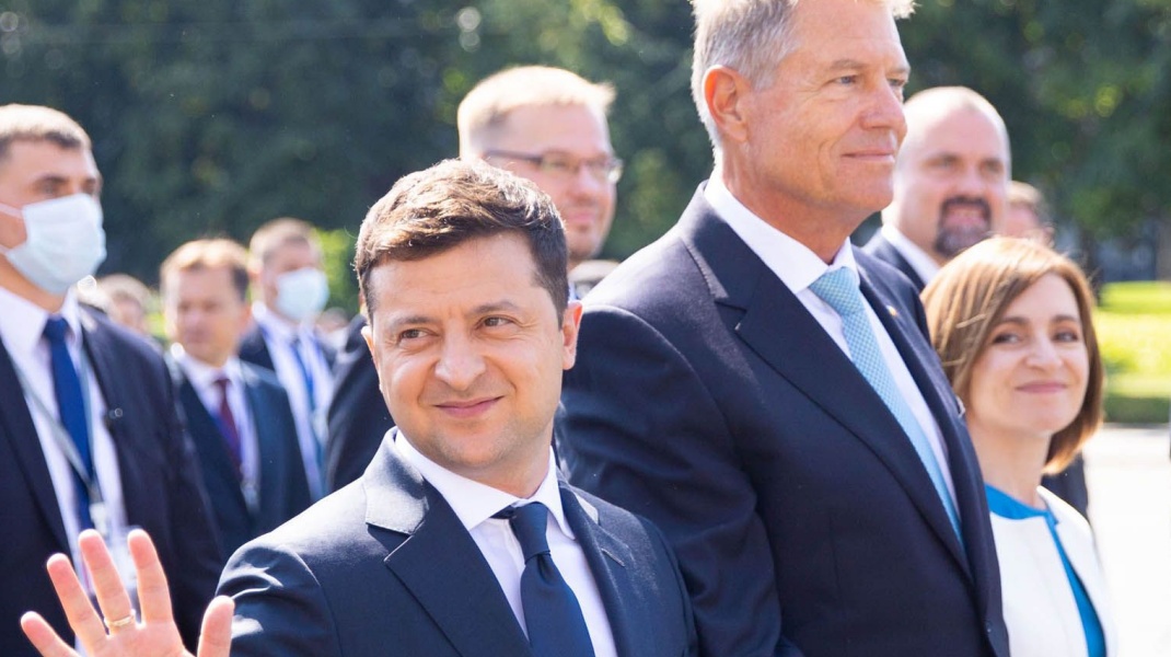 Volodimir Zelenski a fost primit în aplauze de liderii UE! Viktor Orban și Klaus Iohannis s-au abținut – VIDEO