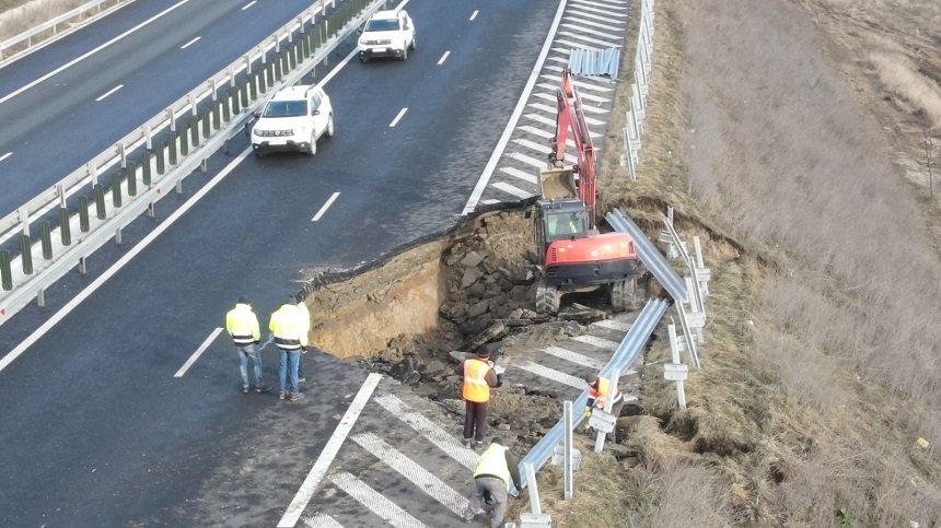 Autostradă închisă, în România. Drumul s-a rupt, deși era încă în garanție
