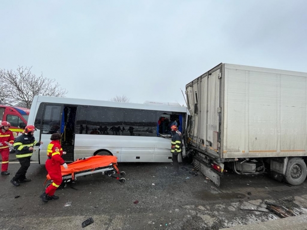 Accident cu 13 victime și trafic paralizat: Un TIR și un microbuz s-au ciocnit în Bacău