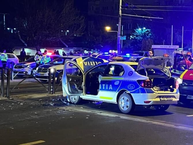 Urmărire ca în filme în București, sfârșită cu o ciocnire frontală și doi polițiști la spital