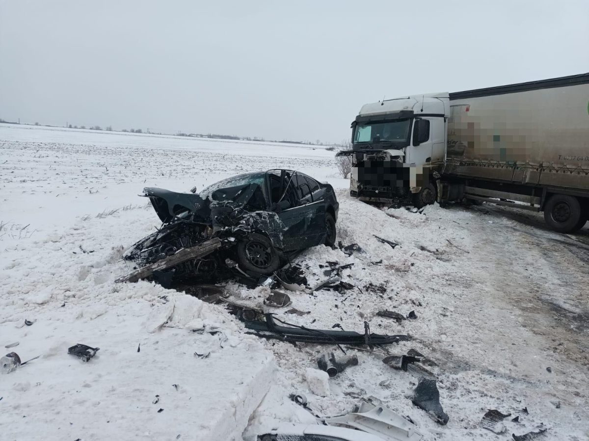 Un bărbat din Iași a fost rănit în urma unui accident rutier în județul Neamț. Un TIR a acroșat un autoturism și o autoutilitară în afara localității Săbăoani