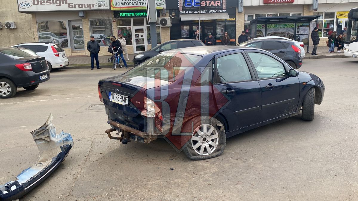 Accident rutier în cartierul Alexandru. O persoană a fost rănită, după ce două autoturisme au intrat în coliziune – EXCLUSIV, FOTO, VIDEO