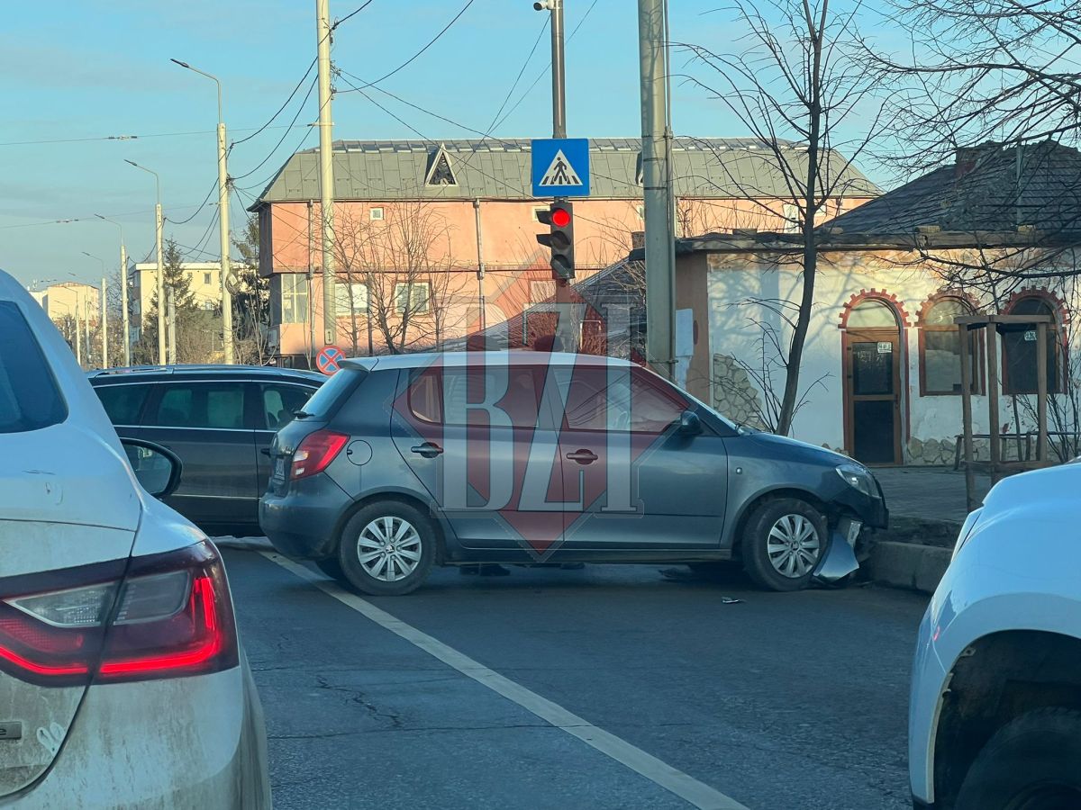 Accident rutier pe bulevardul Nicolae Iorga. Două autoturisme au intrat în coliziune – EXCLUSIV, FOTO