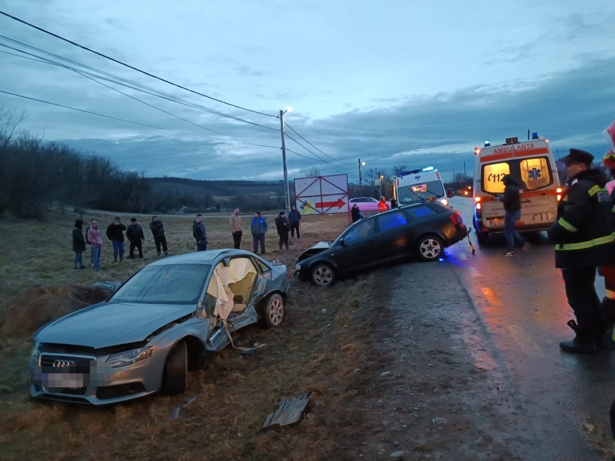 Accident rutier grav la Cristeşti. Coliziune puternică între două autoturisme. Mai multe persoane au nevoie de îngrijiri medicale