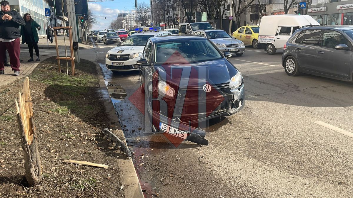 Accident rutier pe Bulevardul Independenţei. Două autoturisme au intrat în coliziune – EXCLUSIV, FOTO, UPDATE