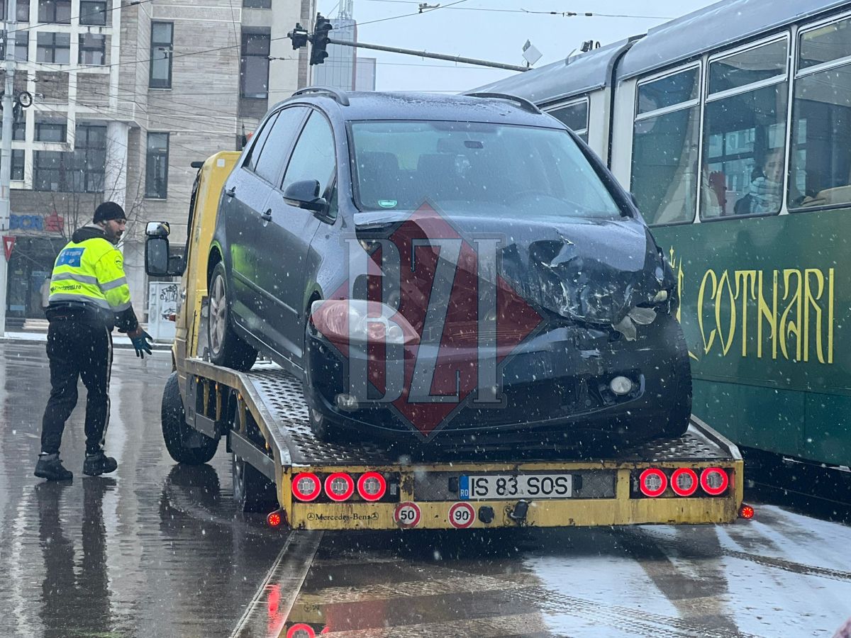 Accident rutier în Podu Roș. Coliziune între două autoturisme – FOTO