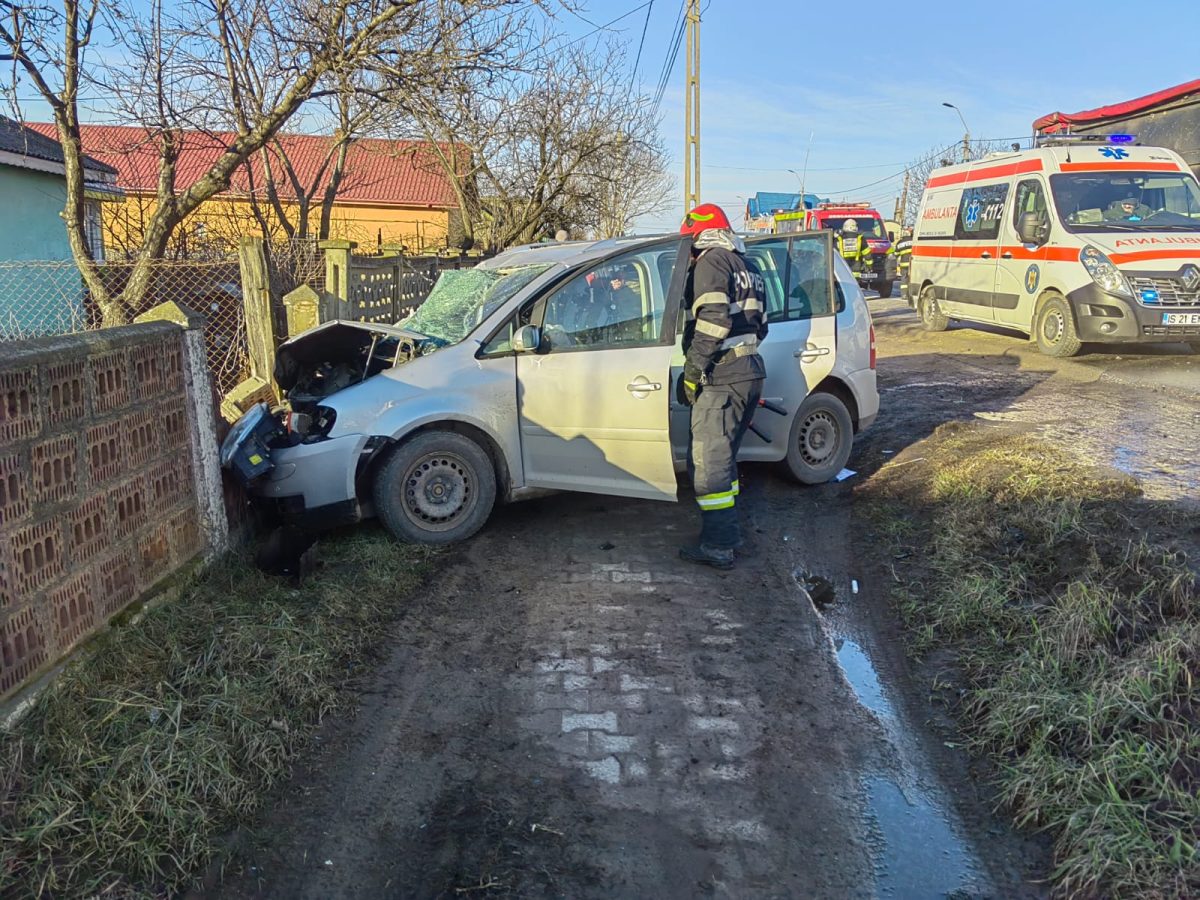Accident rutier în Războieni. Un camion şi un autoturism s-au izbit. Două persoane, rănite grav – FOTO, UPDATE