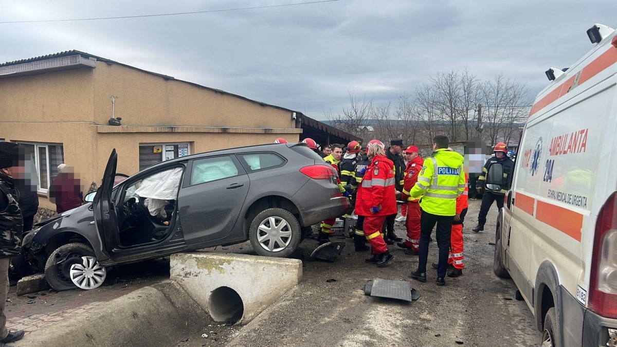 Accident rutier în localitatea Mihail Kogălniceanu. Un autoturism a intrat în coliziune cu o ambulanţă. Sunt 5 victime – FOTO