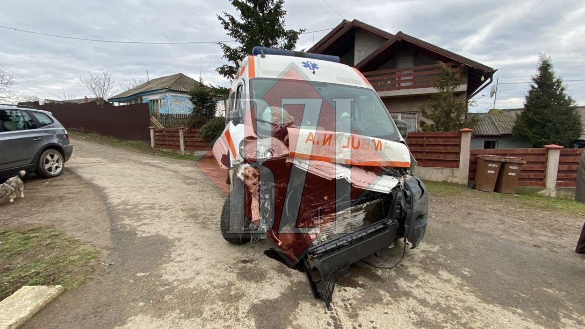 A fugit moartea după ea, dar nu a reuşit să o prindă! Femeia care se afla în ambulanţă izbită frontal a fost preluată de medici de la un alt accident. A scăpat ca prin minune de două ori la câteva minute distanță