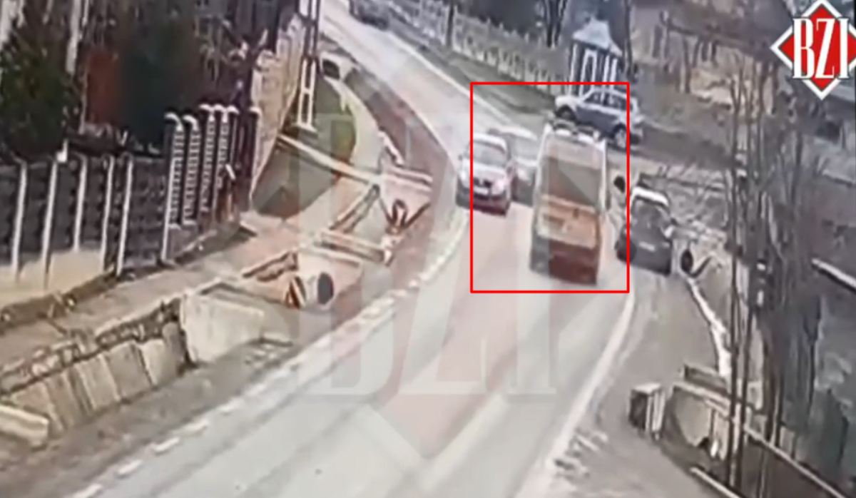 Momentul impactului a fost surprins de camerele de supraveghere! Iată cum o ambulanţă este izbită frontal de un autoturism, la Iaşi – EXCLUSIV, VIDEO