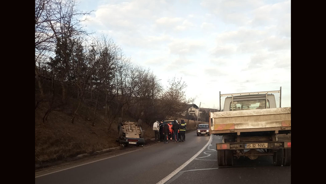Accident rutier grav la Iaşi. Un autoturism s-a răsturnat și a ajuns într-un şanţ – EXCLUSIV