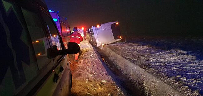 Autocar cu șase persoane, răsturnat în Suceava – FOTO