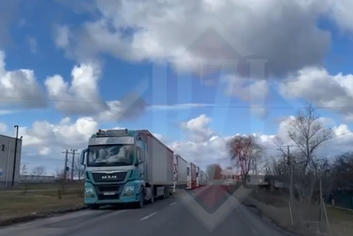 Aglomeraţie la Vama Sculeni. Coada de TIR-uri se întinde pe câţiva kilometri – VIDEO