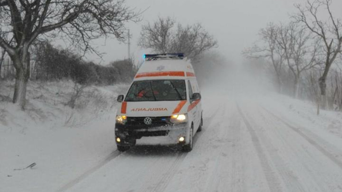 Un pacient a fost dus cu prelata la ambulanță, de medici și pompieri. Drumul era acoperit de zăpadă