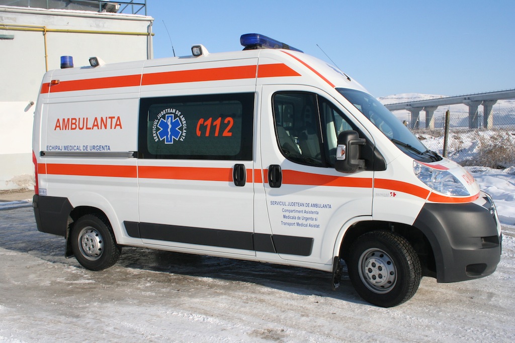 Un asistent medical de pe ambulanţă este acuzat că a agresat sexual o fată de 17 ani. Minora sunase la 112 pentru că avea simptome de răceală