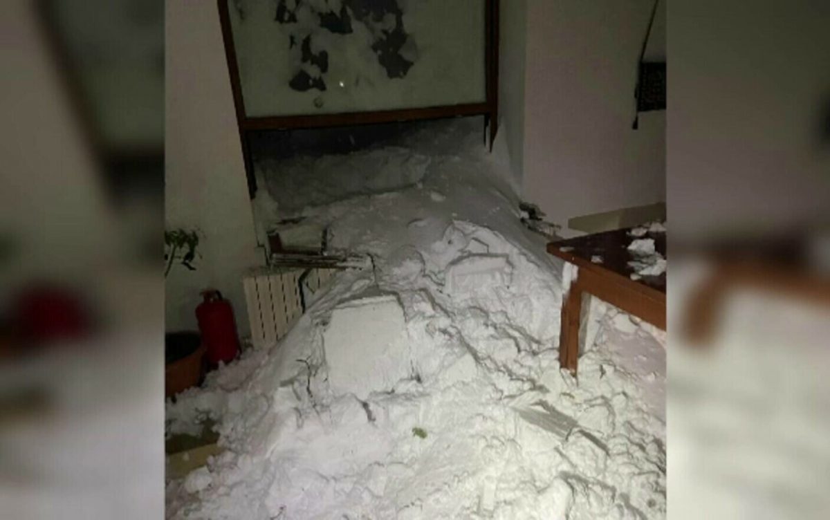 A început evacuarea turiștilor surprinși de avalanșă la Cabana Capra