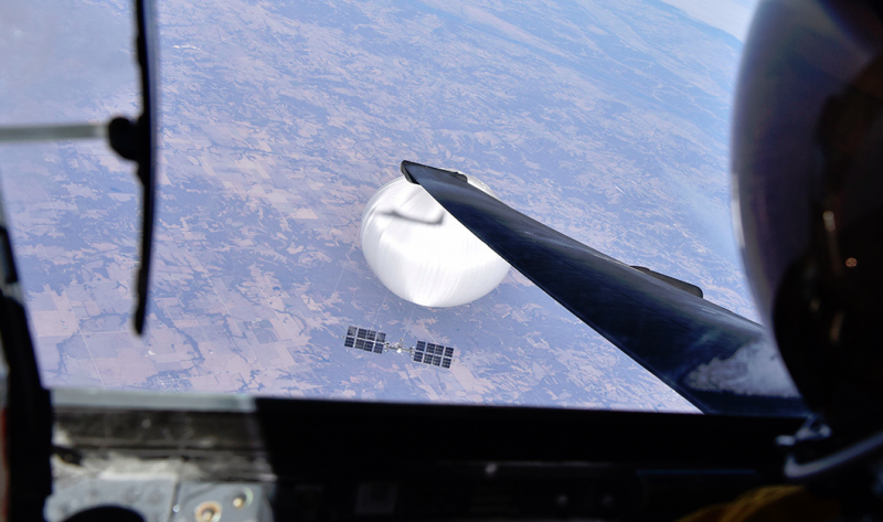 Fotografia cu balonul chinezesc de spionaj, înainte de a fi doborât de Pentagon