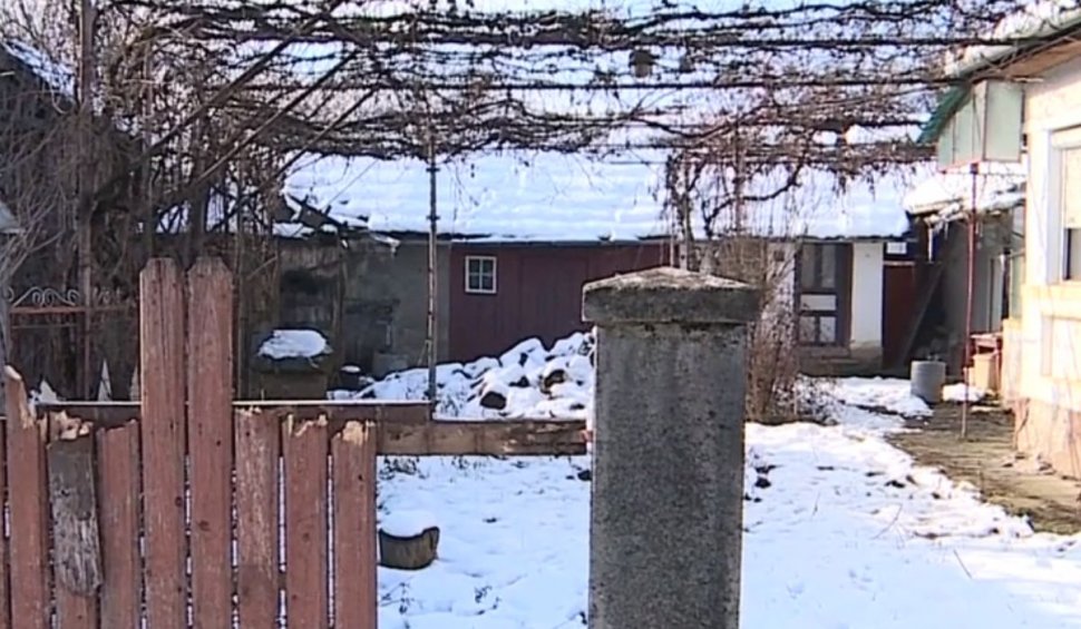 Un bătrân din Mureș s-a trezit peste noapte fără scândurile de la gard. Localnicii spun că hoțul căuta lemne de foc