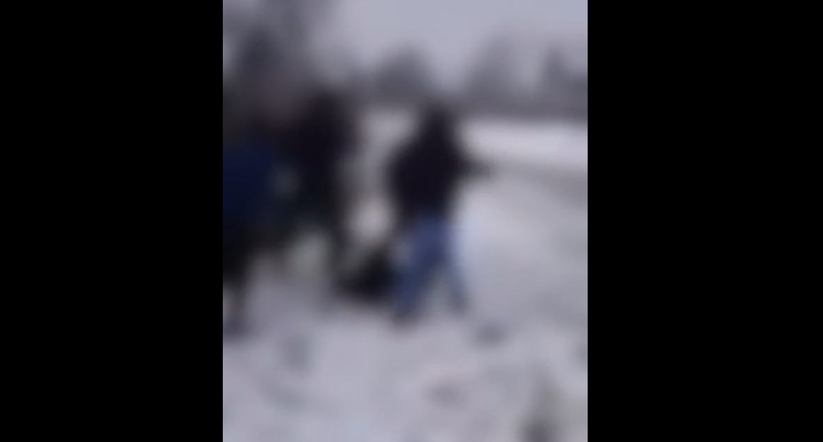 Bătaie în comuna Mogoşeşti. Un elev a fost pus la pământ cu pumnii şi picioarele de alţi cinci tineri – VIDEO