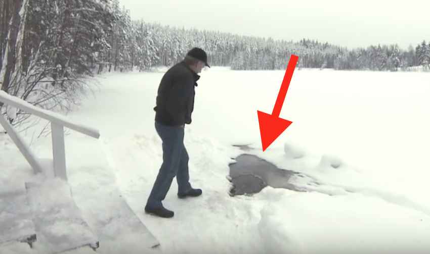 Un bătrân a mers să se plimbe pe un lac înghețat, dar când a văzut ce iese din copcă a rămas trăsnit – VIDEO