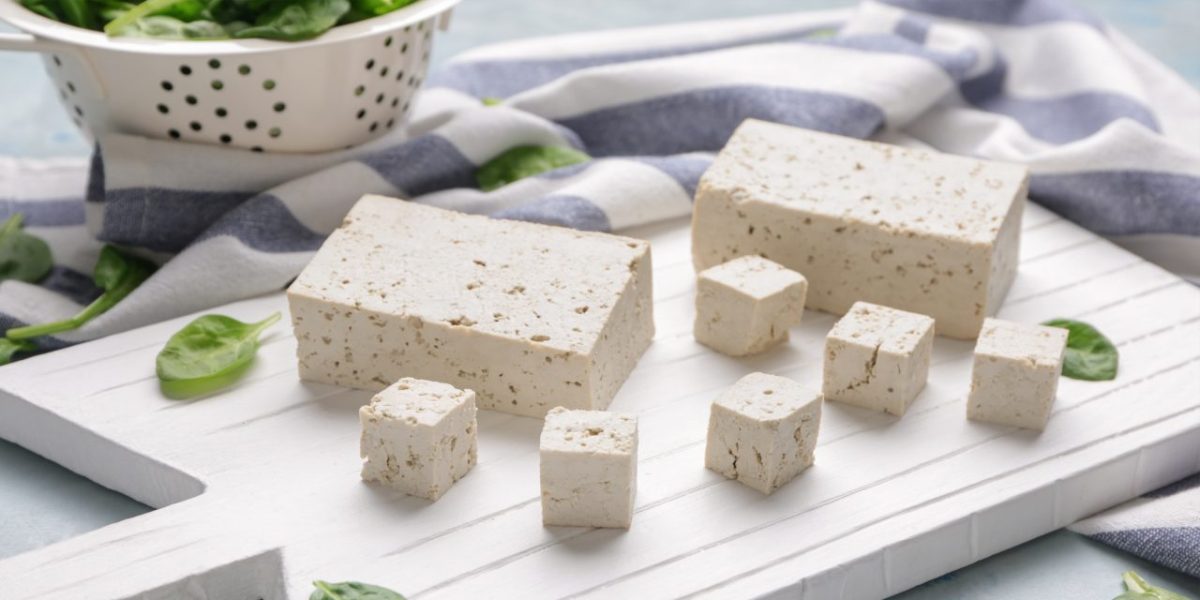 Brânza tofu. Ce gust are aceasta și cum poate fi introdusă în alimentație?