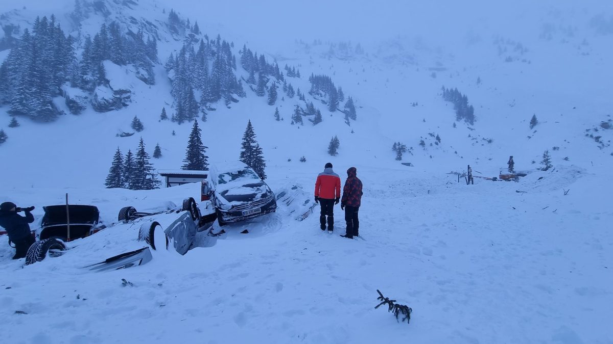 Cabana Capra din Transfăgărășan, lovită de o avalanșă. Turiștii cu mașinile avariate au fost amendați