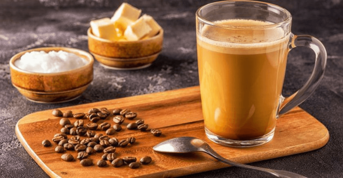 Cafea cu ulei de cocos. Care sunt beneficiile acestei băuturi aromate