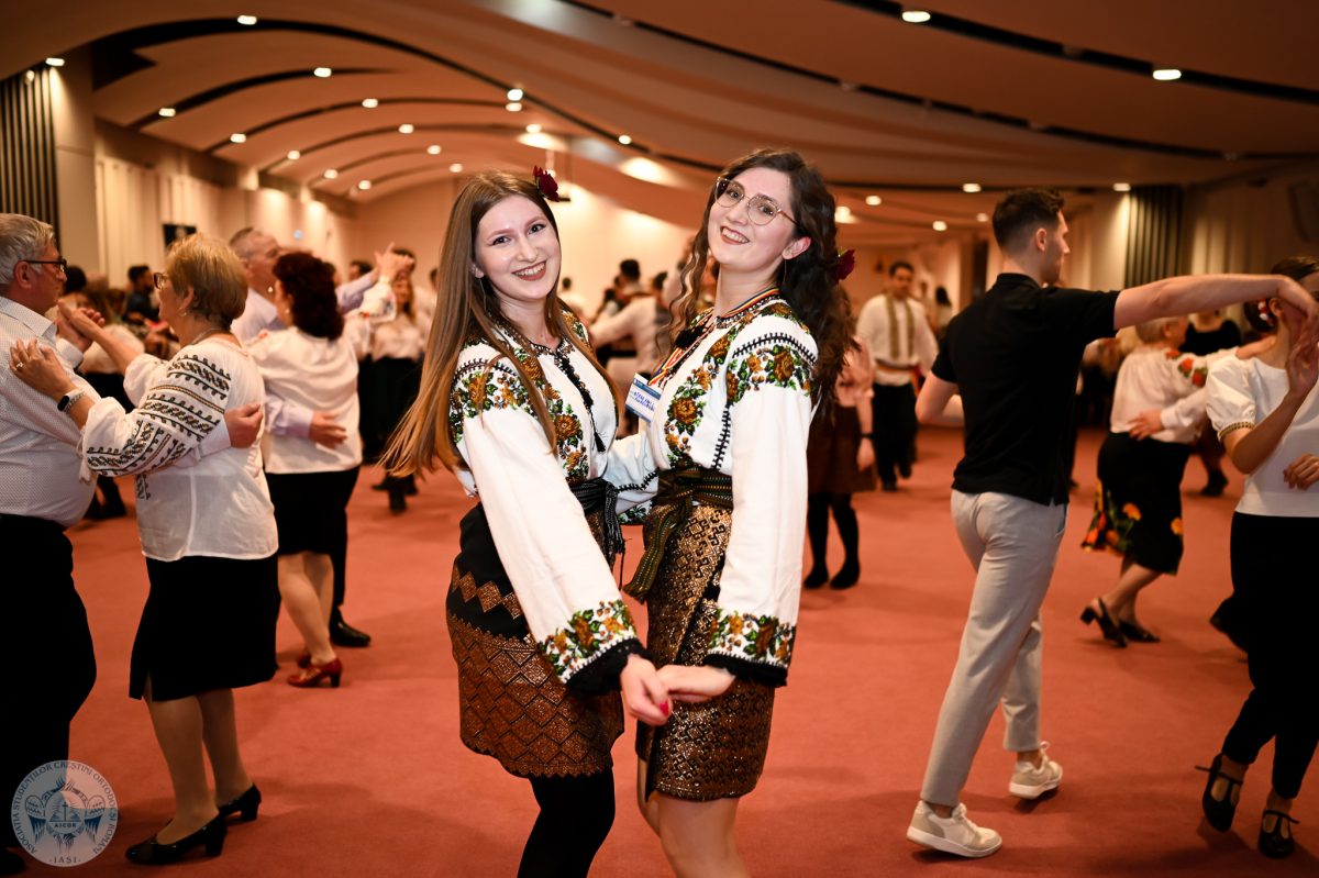 Spectacol caritabil ASCOR Iași „O seară românească”. Studenții au petrecut autentic românește – FOTO