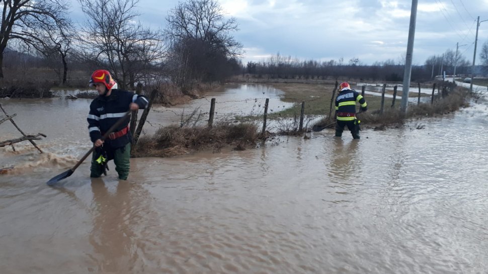 Cod roșu de inundații în Timiș. Case inundate până la geamuri, cursuri suspendate, oameni evacuați și gospodării distruse